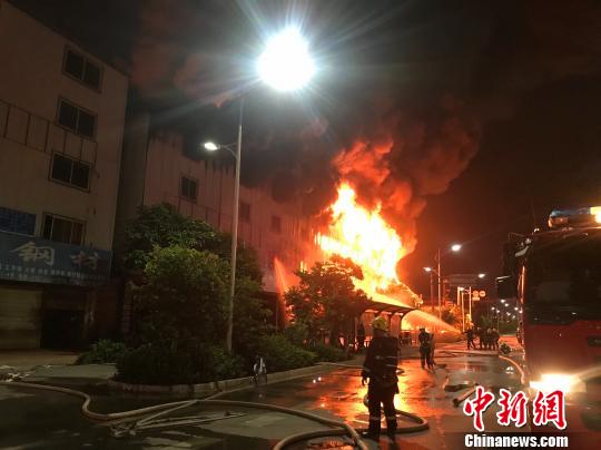 图为消防员正在现场扑救。昆明市消防救援支队供图