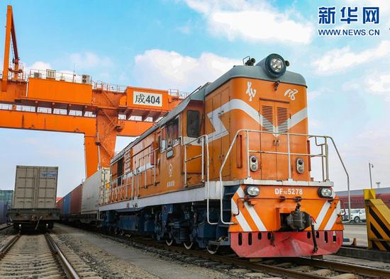 2月19日,满载电子设备的中欧班列从成都国际铁路港发出,将在13天后抵达荷兰蒂尔堡。新冠肺炎疫情期间,成都国际铁路港通过积极开展线上货源组织、营销,保证了中欧班列持续常态化运行。新华社发(白桂斌摄)