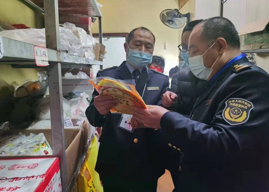 绵阳市市场监管局执法人员对餐饮服务单位开展食品安全检查。