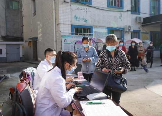 9月28日，绵阳市盐亭县富驿镇中心卫生院，村民领完《“两癌”免费筛查登记卡》后，依次在登记处、妇科检查宫颈取样室、乳腺B超室、乳腺检查室有序排队做完检查。魏冯 摄