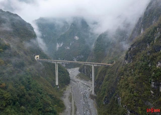 ▲已经建成的绵茂公路小木岭大桥