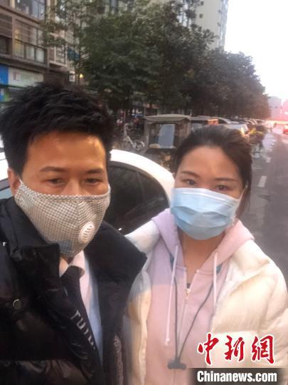疫情期间,张桂容(左)与接送的医护人员合影。受访者供图