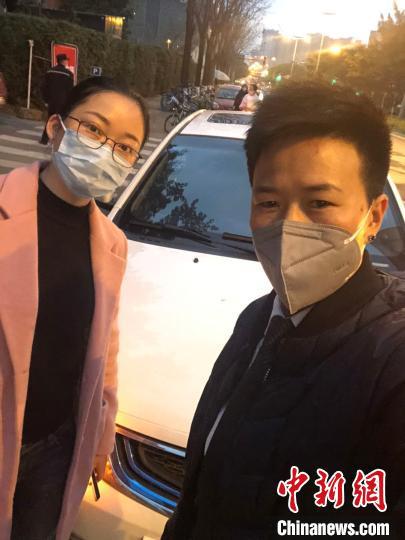 疫情期间,张桂容(右)与接送的医护人员合影。受访者供图