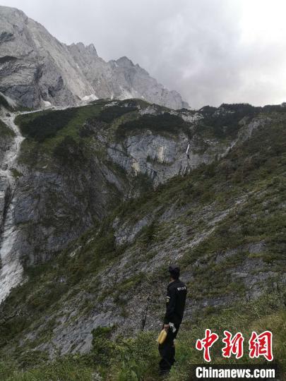 图为民警在玉龙雪山搜救。云南省公安厅供图