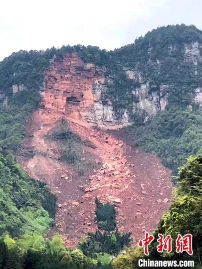 山体崩塌现场。 刘忠俊 摄