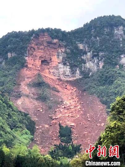 山体崩塌现场。　刘忠俊 摄