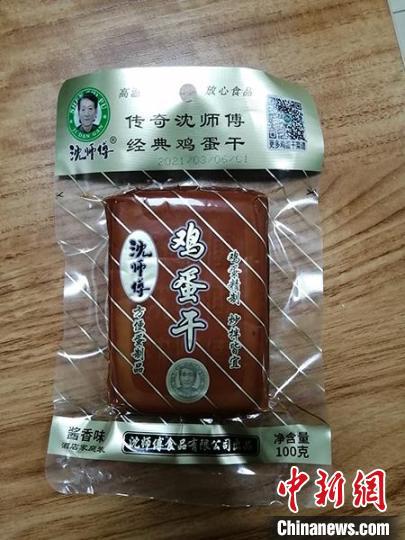 “沈师傅”市场销售的鸡蛋干产品。阙磊 摄