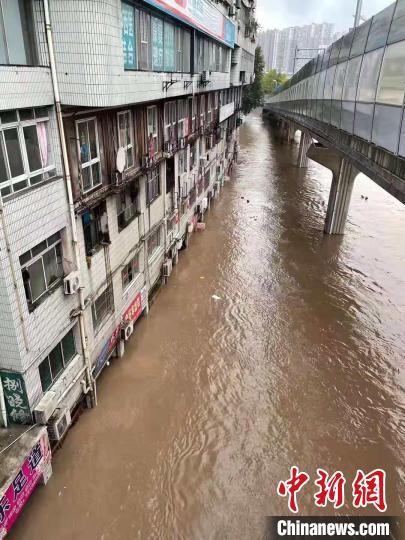 达州市滨河路沿街门市进水。　达轩 摄