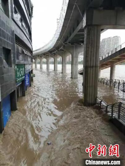 达州市滨河路沿街门市进水。　达轩　摄