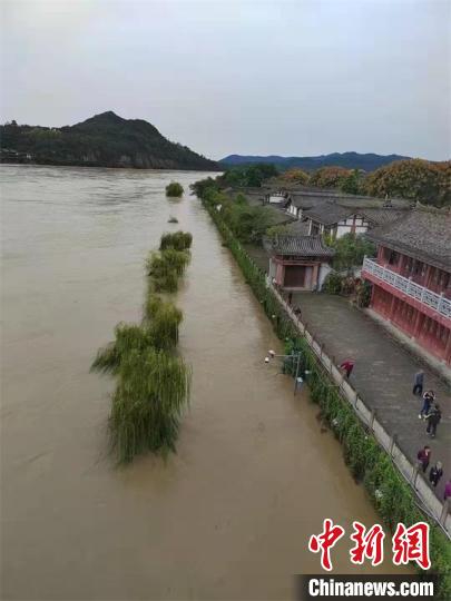 阆中古城嘉陵江边公路被洪峰已经淹没。　阆中市委宣传部供图