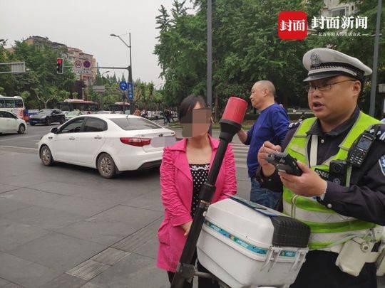 半小时内有4位司机因误入锦里中路被挡获。