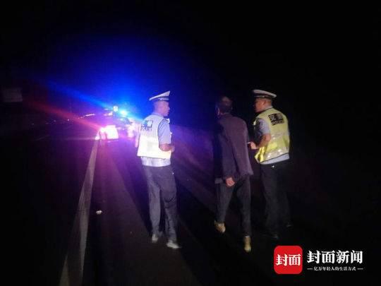 民警在高速公路上找到老人。