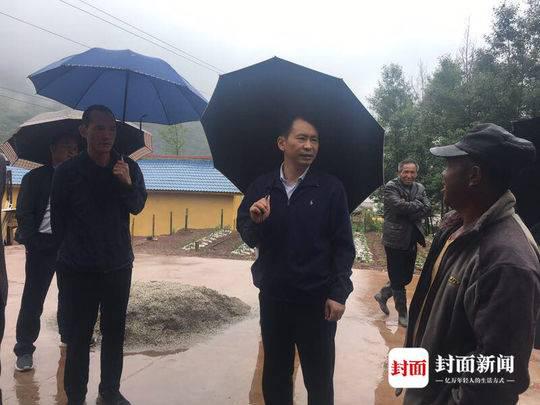 6月13日,张力(左三)到喜德县极度贫困村、额尼乡阿坡洛村,调研清卡行动。