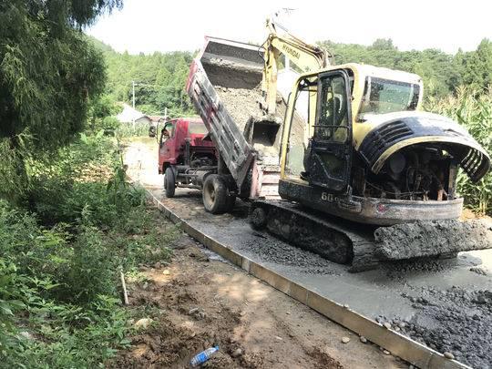 村民反映:扶贫路偷工减料 路面厚度未达到20公分
