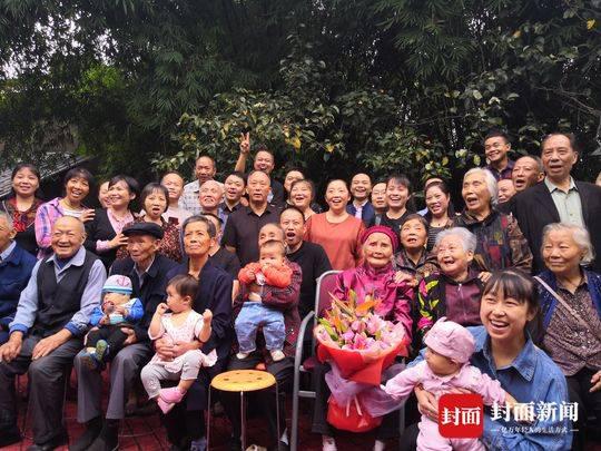 朱郑氏老人一家的全家福