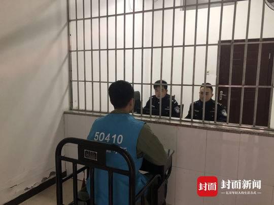 蒙面男凌晨闯进加油站