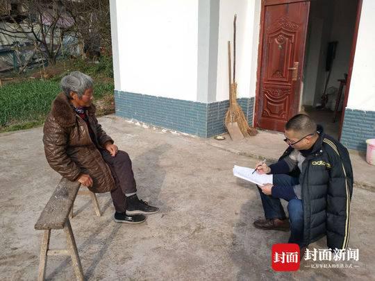 彭小友救完人后继续开展扶贫工作,鞋子和裤子还是湿的。