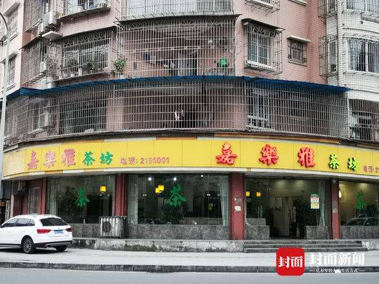 16日下午,阳台上的香肠被全部取下