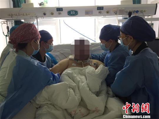 医生积极救治李先生 邹亚琴 摄