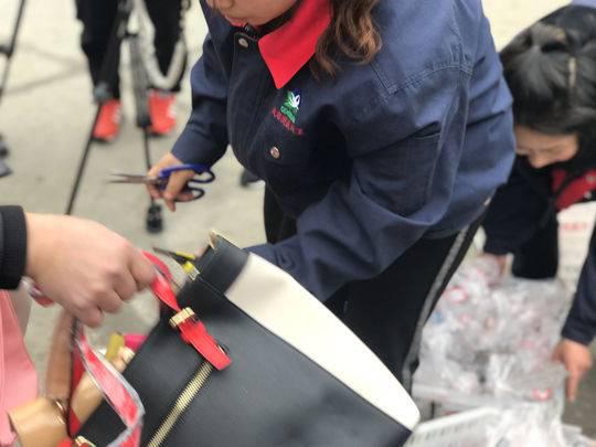 几百块就能买到爱马仕？2万余件假货被集中销毁