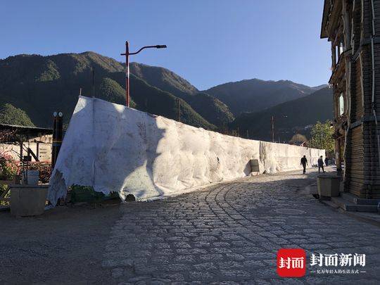 目前,当地已经用白布将烧毁的地方遮盖了起来。