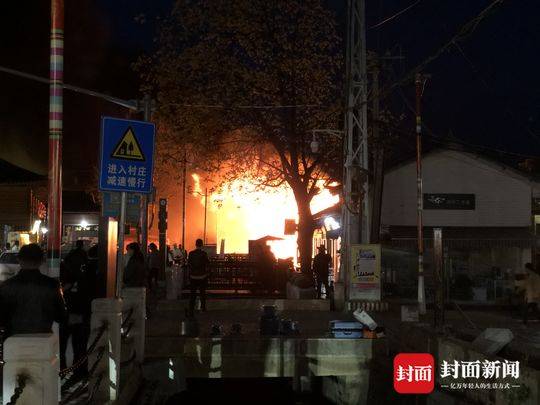 4月11日晚20时许,宁蒗县永宁乡大落水村委会乌马河右岸一排烧烤摊点房屋发生火灾。