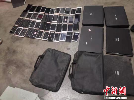 图为警方查获的部分作案工具。警方供图
