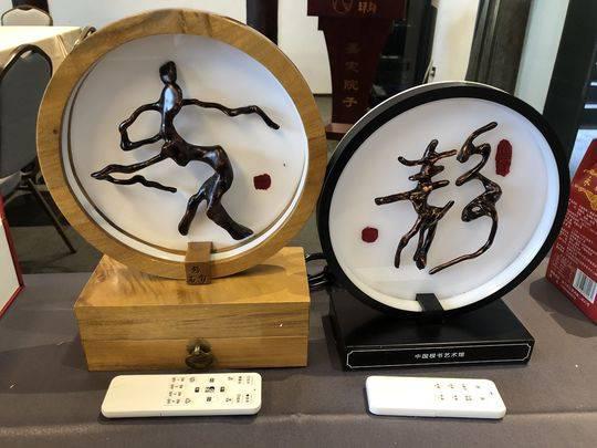 乐山特色旅游商品(鲁倩文 摄)