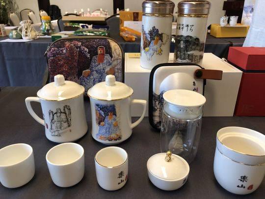 乐山特色旅游商品(鲁倩文 摄)