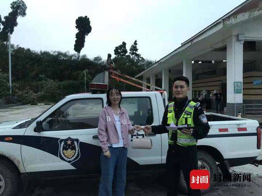 好心人将手包交给民警