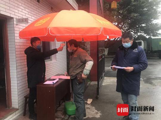 周李给群众量体温