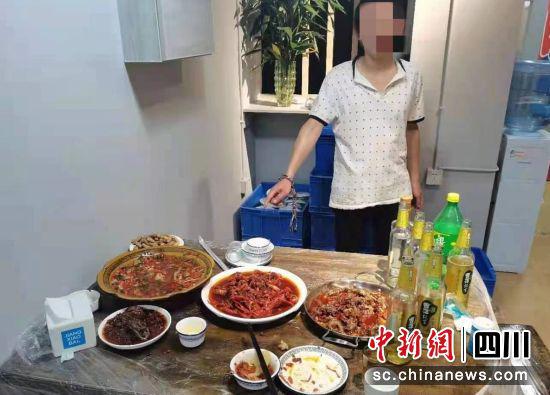 李某某現場指認(自貢高新警方 供圖)