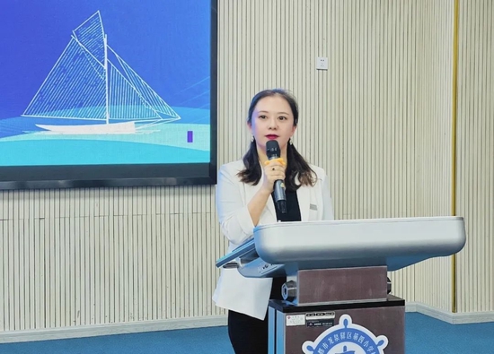 学校副校长蔡玉华主持会议
