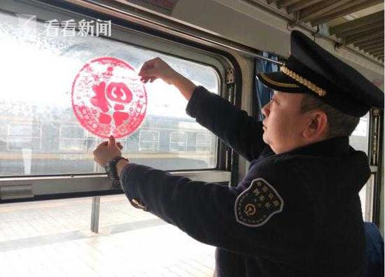 沿线景点多美食多 成渝铁路最后的慢车成网红