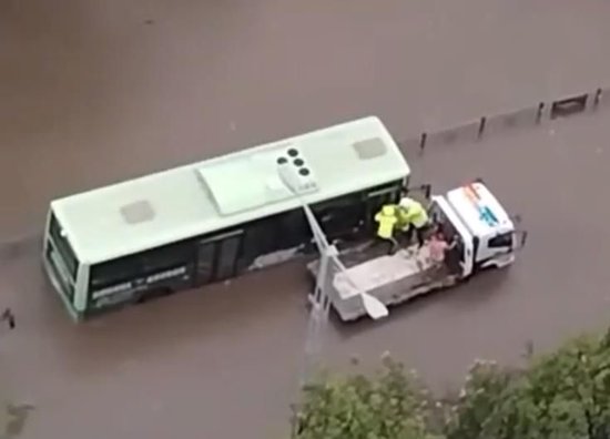 自贡暴雨两辆公交车被困积水抛锚 交警巧用拖车转移10余名乘客