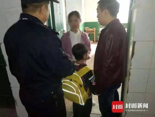 民警将小糖糖送回学校