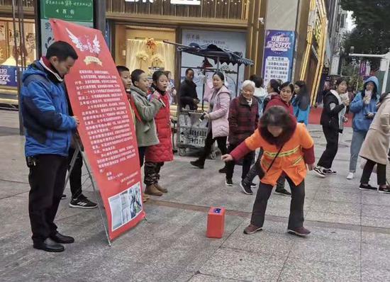 云溪小学的老师和同学在盐亭街头为任天宇募捐。   