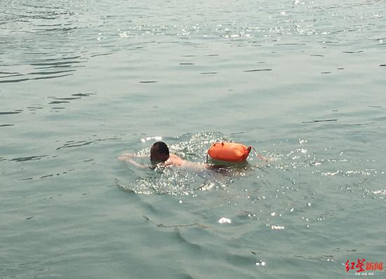 ↑51岁的罗文，至今仍在坚持游泳。