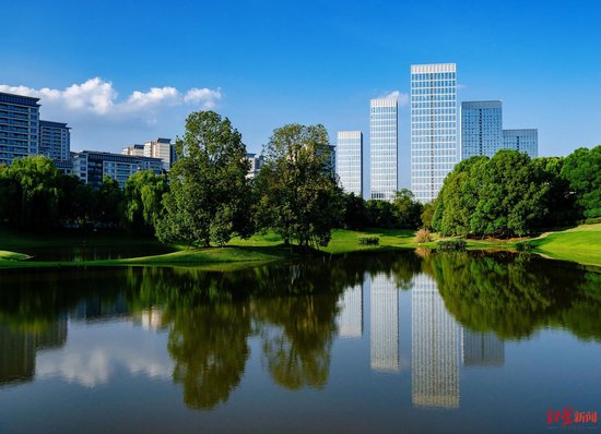 ▲电子科大科技园瞪羚湖 陶轲 摄