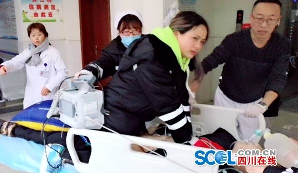 图为刘江渝和同事在抢救伤员
