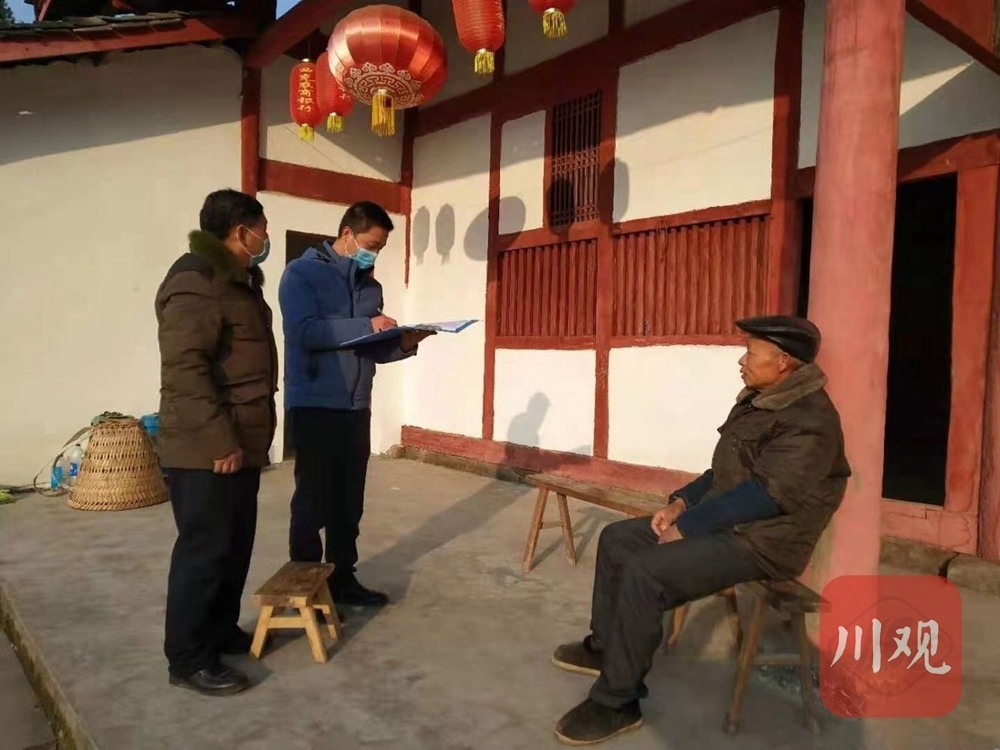 老家灣村對回鄉人員進行登記