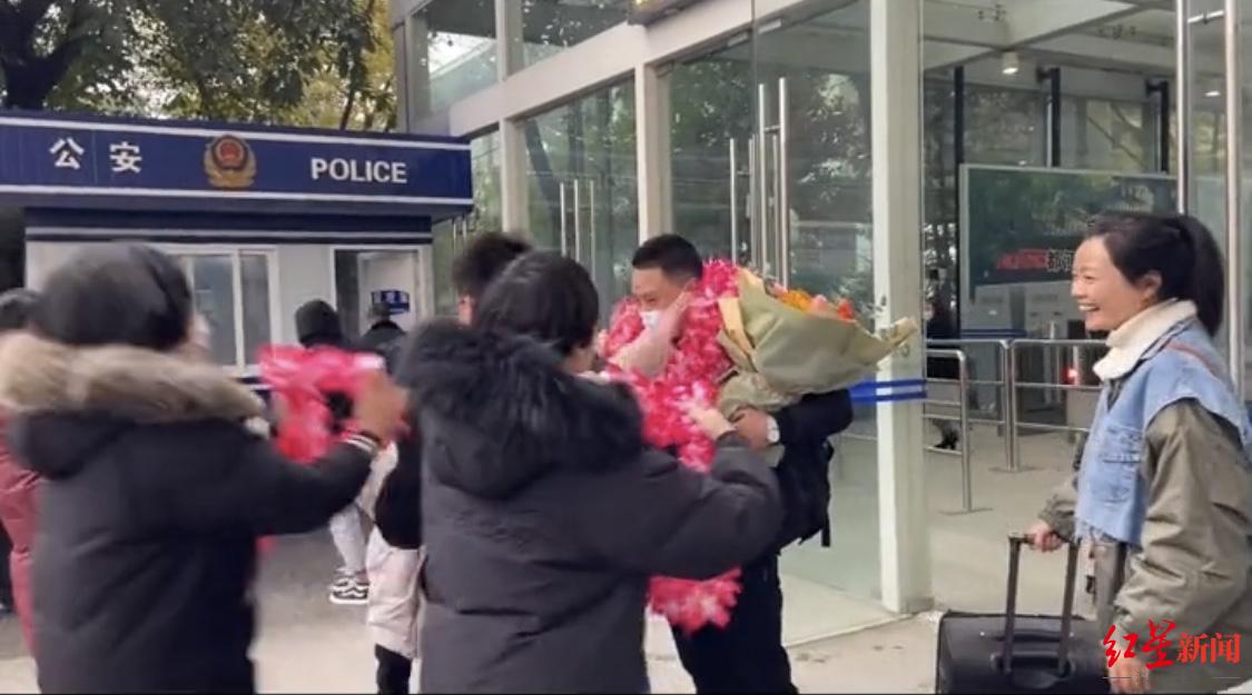 ↑親朋友好友為沈班長戴花環(huán)。