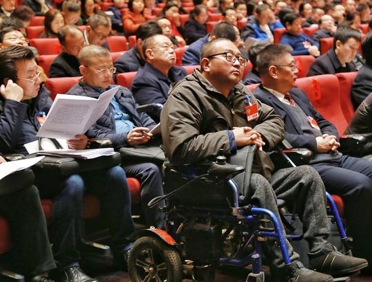 王洪正在听取常委会工作报告。周梦颖 摄