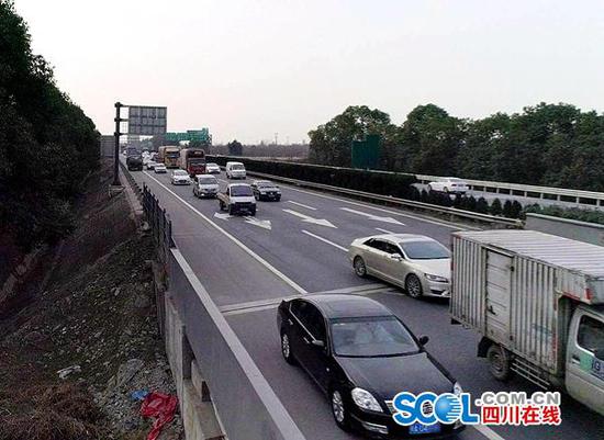 “空中电子眼”抓拍各类交通违法