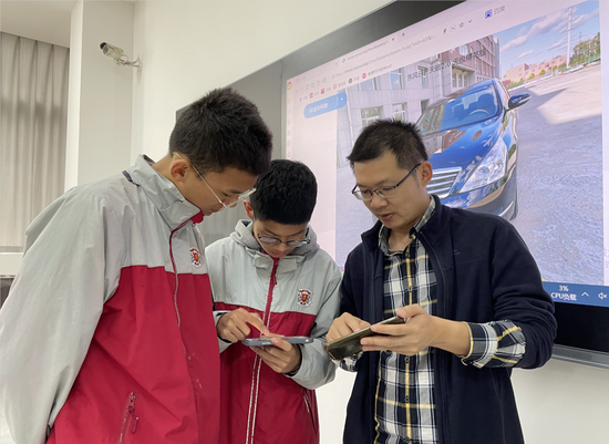 高校教师指导学生