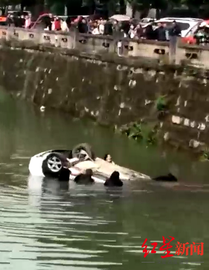▲轿车坠河，绵竹市民跳水救人。