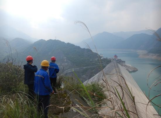 近日，紫坪铺开发公司组织开展枢纽建筑物区域高边坡巡查 秦小茹 摄