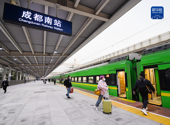 　2022年12月26日，在成都南站，乘客登上新成昆铁路首发列车。新华社记者王曦 摄