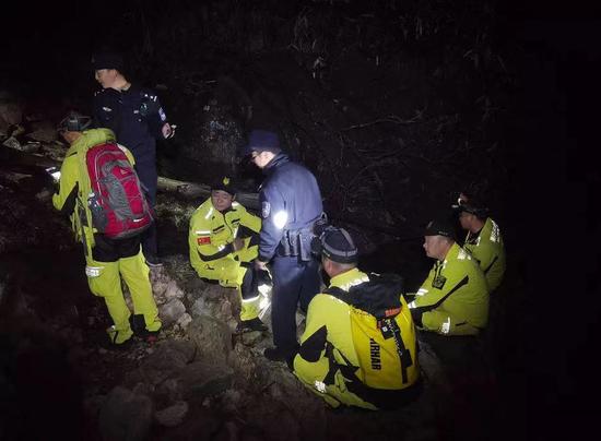 民警和救援隊員搜救3名迷路女子
