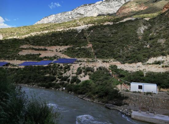 得荣县卡龚村太阳能光伏提灌站提水扬程近500米，被当地群众称为“高山上的甘露”。 四川省农田水利局供图